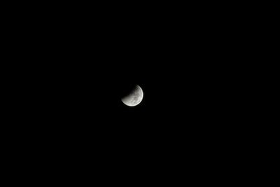 四分之一月亮的照片